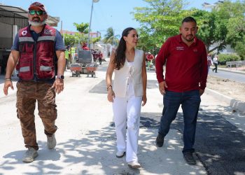 Ana Paty Peralta verifica trabajos de bacheo en Cancún