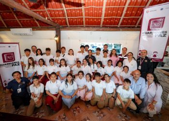 Ana Paty Peralta reconoce a jóvenes Guardianes de la Paz
