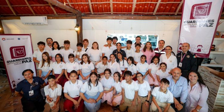Ana Paty Peralta reconoce a jóvenes Guardianes de la Paz