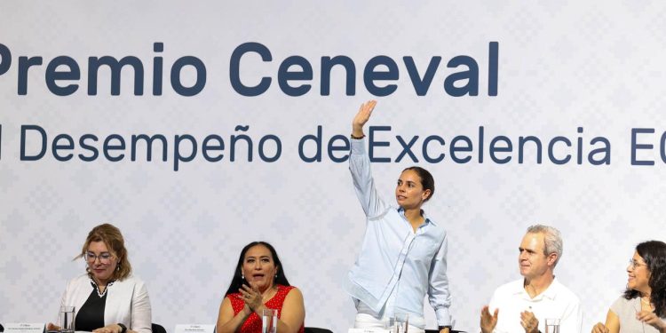 Atestigua Ana Paty Peralta la excelencia de egresados de todo México