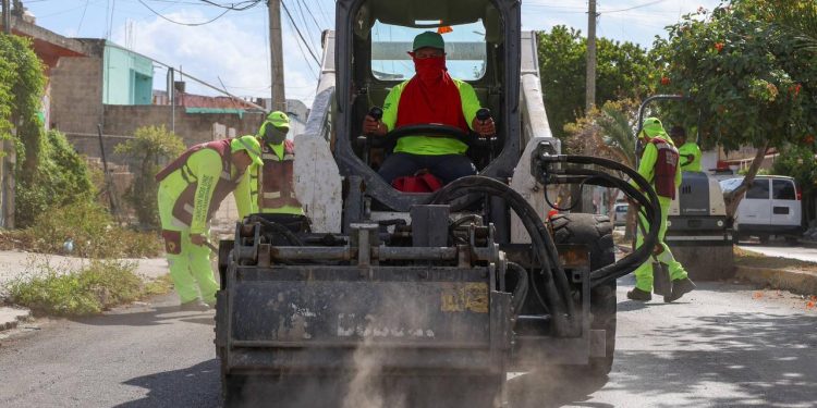 Refuerza Ayuntamiento rehabilitación de calles en la SM 75