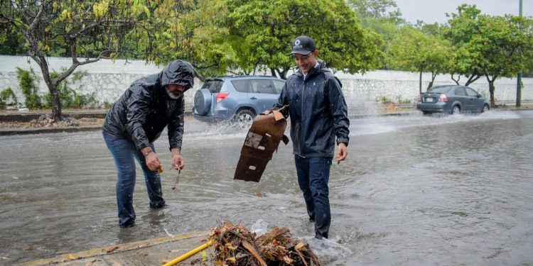Trabajan 250 elementos en prevención por lluvias en Cancún