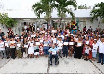 Ana Paty Peralta reconoce a familias fundadoras de la antigua Colonia Puerto Juárez