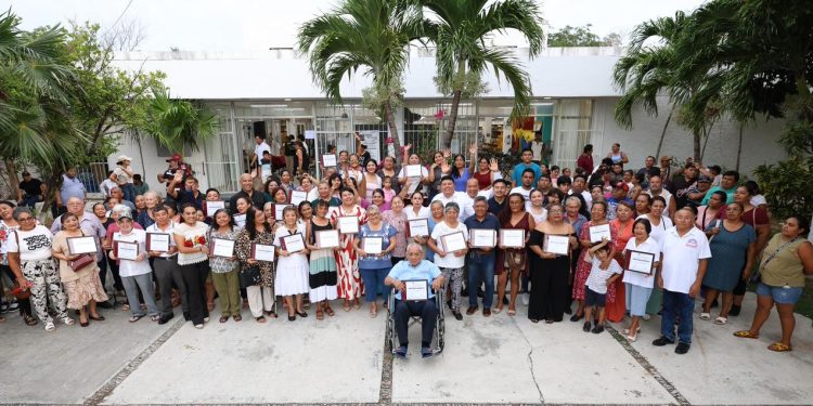 Ana Paty Peralta reconoce a familias fundadoras de la antigua Colonia Puerto Juárez