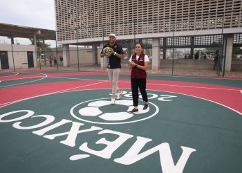 Ana Paty Peralta supervisa nuevas canchas en colonias de Cancún