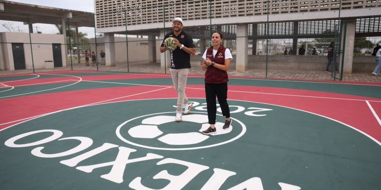 Ana Paty Peralta supervisa nuevas canchas en colonias de Cancún