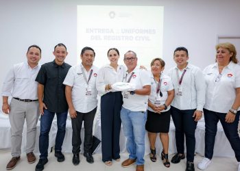 Ana Paty Peralta reconoce a personal del Registro Civil por su trayectoria