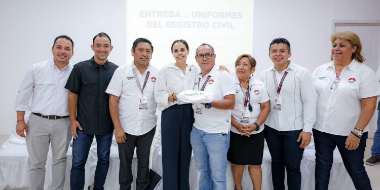 Ana Paty Peralta reconoce a personal del Registro Civil por su trayectoria
