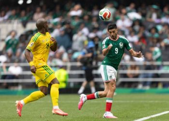 Wilton Sampaio muestra una tarjeta roja durante el partido entre México y Sudáfrica en el Mundial 2026