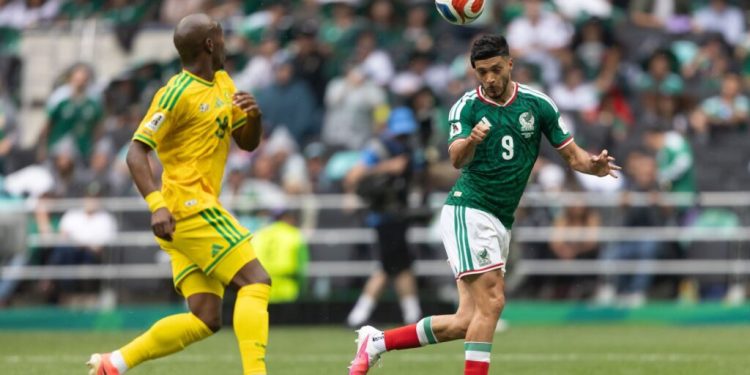Wilton Sampaio muestra una tarjeta roja durante el partido entre México y Sudáfrica en el Mundial 2026