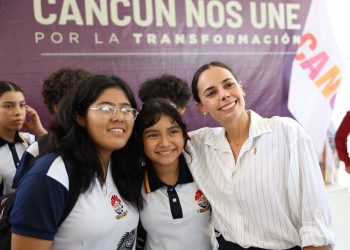 Ana Paty Peralta atiende solicitudes ciudadanas durante el Día del Pueblo