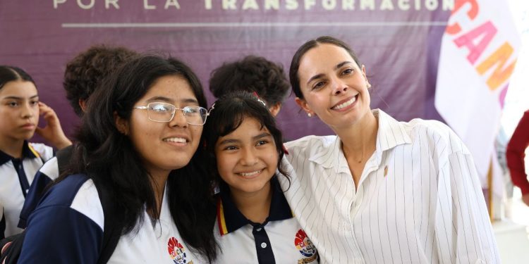 Ana Paty Peralta atiende solicitudes ciudadanas durante el Día del Pueblo
