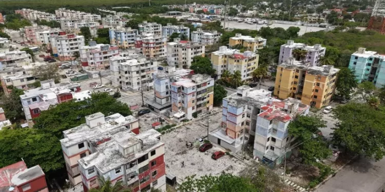 Autoridades alertan por daños en edificios de Los Corales en Cancún
