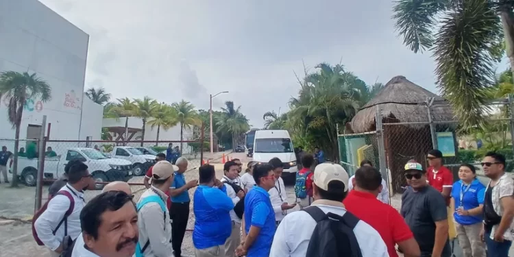 Trabajadores del muelle de Mahahual bloquean acceso por utilidades