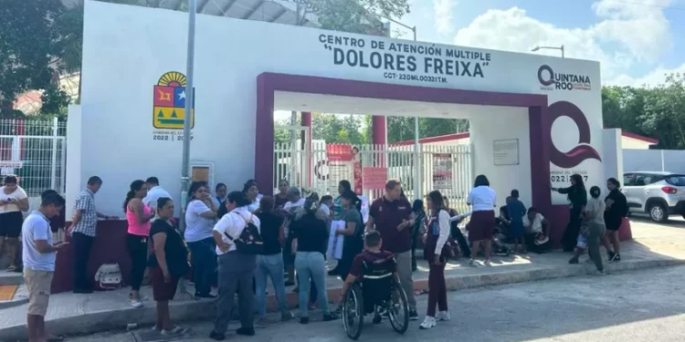 Cierran CAM de Cancún y exigen más maestros para alumnos