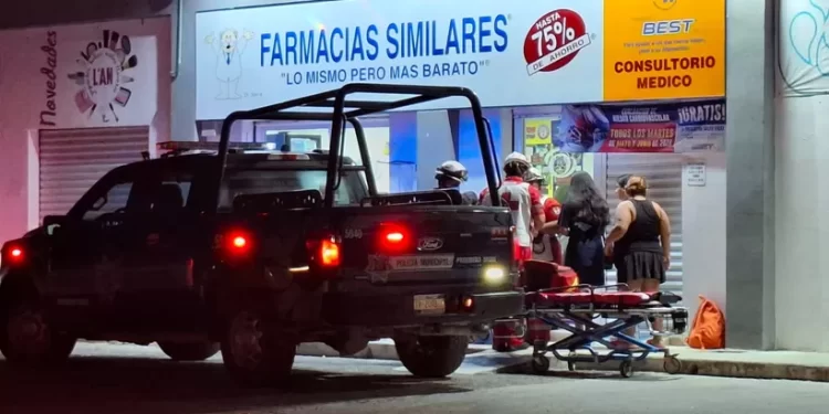 Joven fallece tras desvanecerse afuera de Farmacias Similares en Cancún