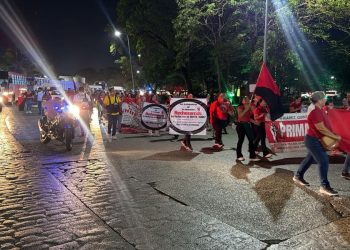 Docentes se movilizan en Cancún para exigir cambios a la Ley del ISSSTE