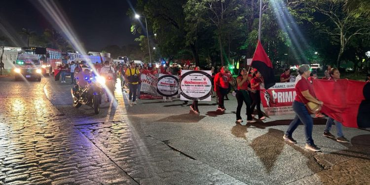 Docentes se movilizan en Cancún para exigir cambios a la Ley del ISSSTE
