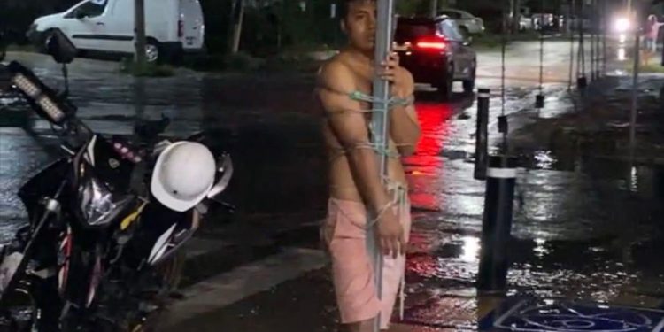 Vecinos de Los Corales amarran a un poste a sujeto acusado de golpear a su pareja