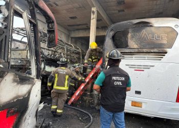 Cinco autobuses terminan calcinados tras incendio en encierro de Del Valle en Cancún