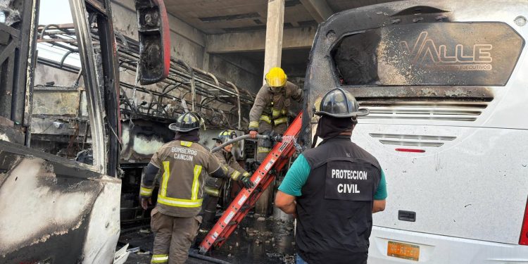 Cinco autobuses terminan calcinados tras incendio en encierro de Del Valle en Cancún