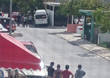 Choque entre combi y auto deja tres heridos en Cancún