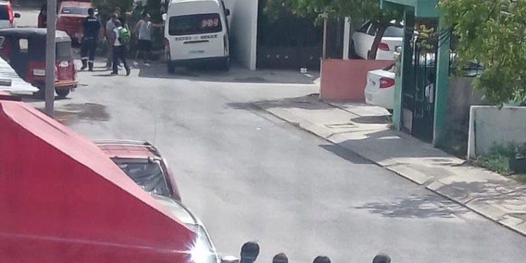 Choque entre combi y auto deja tres heridos en Cancún