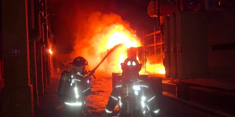 Fuerte incendio provoca cortes de energía en varias zonas de Cancún