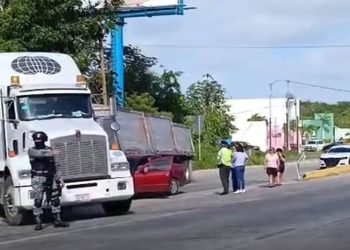 Aparatoso accidente en la 307: automóvil termina incrustado en tráiler