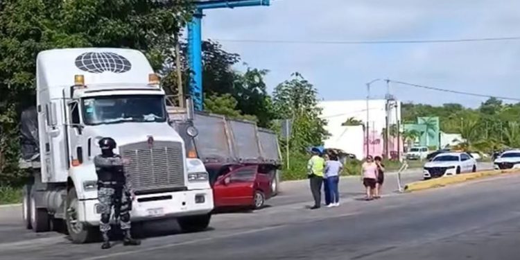 Aparatoso accidente en la 307: automóvil termina incrustado en tráiler