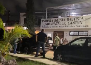 Asaltan a feligreses dentro de templo en Cancún y escapan con vehículo de una víctima