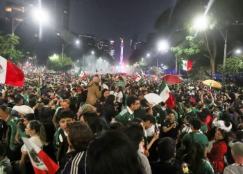 Banderazo en el Ángel de la Independencia antes del partido contra Ecuador