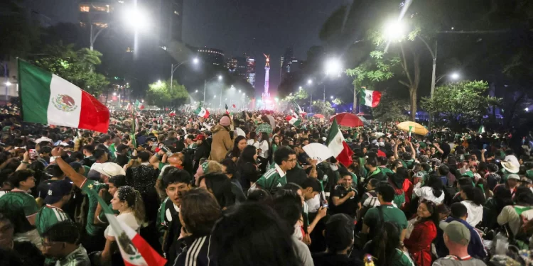 Banderazo en el Ángel de la Independencia antes del partido contra Ecuador