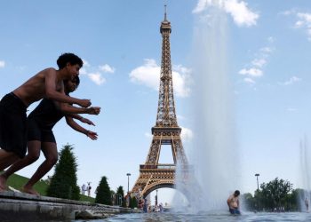 Ola de calor deja miles de hogares sin electricidad en Francia
