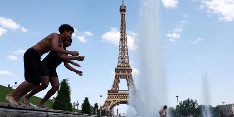 Ola de calor deja miles de hogares sin electricidad en Francia