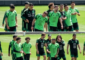 Santiago Giménez se burla de Alexis Vega en práctica de México