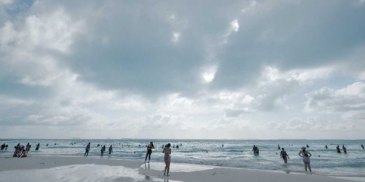 Clima en Cancún: onda tropical provoca chubascos en la región