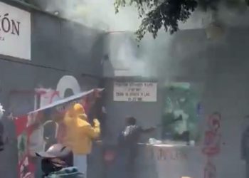 CNTE irrumpe en la SEP; docentes intentan ingresar por la fuerza
