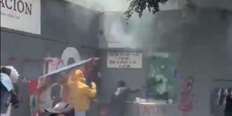 CNTE irrumpe en la SEP; docentes intentan ingresar por la fuerza