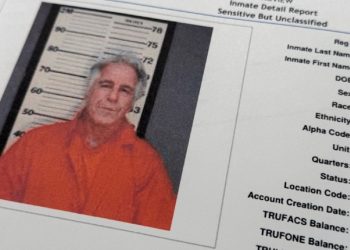 Exasistente afirma que Epstein sobornó a guardias para obtener privilegios en prisión