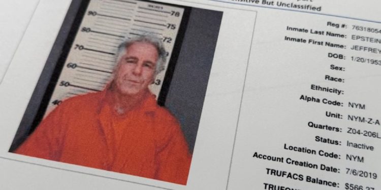 Exasistente afirma que Epstein sobornó a guardias para obtener privilegios en prisión