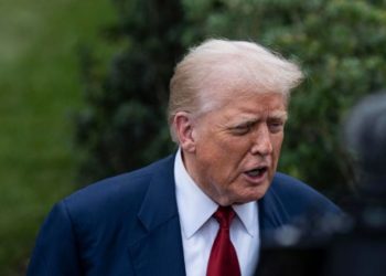Cámara de Representantes avala medida para limitar ofensiva de Trump contra Irán