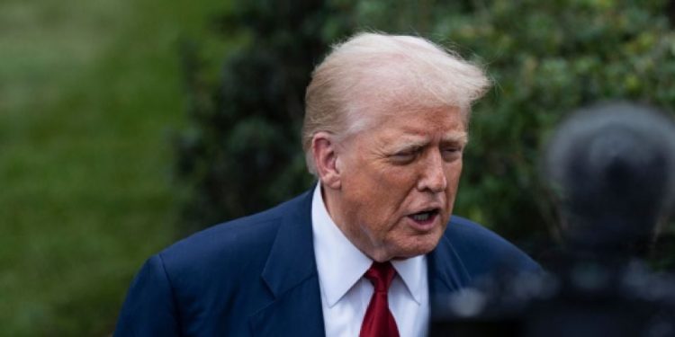 Cámara de Representantes avala medida para limitar ofensiva de Trump contra Irán