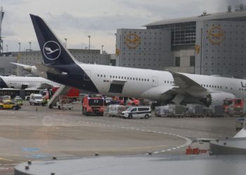 Colapsa tren de aterrizaje de avión de Lufthansa; reportan heridos