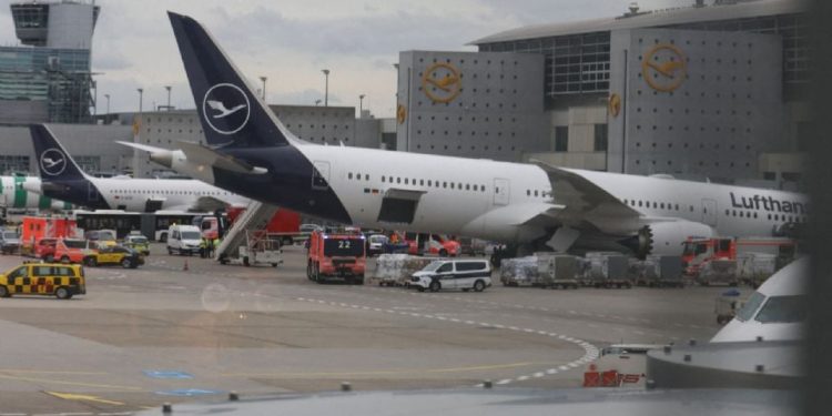 Colapsa tren de aterrizaje de avión de Lufthansa; reportan heridos