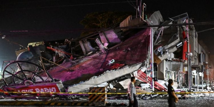 Terremoto de 7.8 en Filipinas deja 19 muertos y 12 desaparecidos