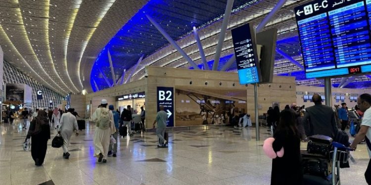 Irán cierra su espacio aéreo tras escalada militar con Israel