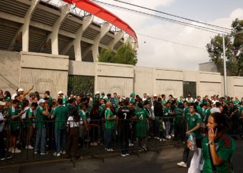 Miles de aficionados abarrotan el Estadio Azteca previo al arranque del Mundial
