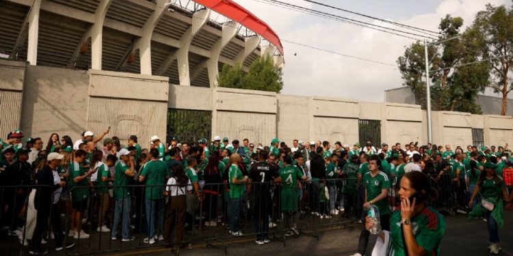 Miles de aficionados abarrotan el Estadio Azteca previo al arranque del Mundial