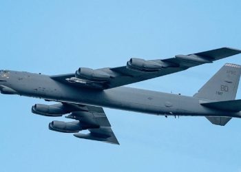 Bombardero B-52 de Estados Unidos se estrella tras despegar en California